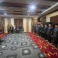 Wakil Wali Kota Azhar Hamzah sedang melantik sembilan pejabat Eselon II di Kantor Wali Kota Sungai Penuh, Selasa (23/12/2025).