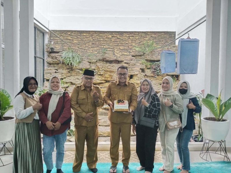 Walikota Sungai Penuh, Alfin SH, menerima kejutan ulang tahun dari Wartawati Indonesia Maju (WIM) di Rumah Dinas