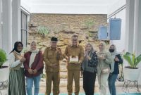 Walikota Sungai Penuh, Alfin SH, menerima kejutan ulang tahun dari Wartawati Indonesia Maju (WIM) di Rumah Dinas