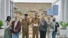 Walikota Sungai Penuh, Alfin SH, menerima kejutan ulang tahun dari Wartawati Indonesia Maju (WIM) di Rumah Dinas