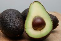 Alpukat yang diperam bersama pisang membantu mempercepat proses pematangan secara alami tanpa menimbulkan serat hitam.