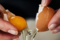 Cara menghilangkan bau anyir pada telur (Foto: Unsplash/Charl Durand)