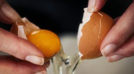 Cara menghilangkan bau anyir pada telur (Foto: Unsplash/Charl Durand)