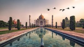 Taj Mahal di Agra kembali dinobatkan sebagai destinasi wisata paling populer di India pada 2024–2025.