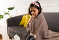 Seorang anak mengalami batuk dan gejala flu di rumah, kelompok usia yang rentan terinfeksi super flu H3N2.