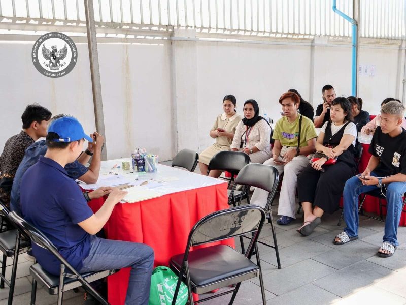 Petugas KBRI di Phnom Penh, Kamboja, tengah mendata WNI , Minggu 25 Januari 2026. (Foto:KBRI Phnom Penh)