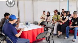 Petugas KBRI di Phnom Penh, Kamboja, tengah mendata WNI , Minggu 25 Januari 2026. (Foto:KBRI Phnom Penh)