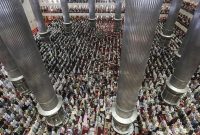 Pelaksanaan salat di Masjid Istiqlal. (Foto: Anadolu via Getty Images/Anadolu)