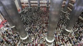 Pelaksanaan salat di Masjid Istiqlal. (Foto: Anadolu via Getty Images/Anadolu)