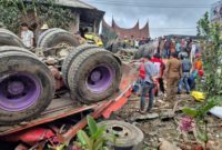 Kecelakaan beruntun terjadi di Jalan Padang–Bukittinggi, Panyalaian, Tanah Datar, Senin (26/01/2026)