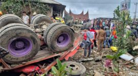 Kecelakaan beruntun terjadi di Jalan Padang–Bukittinggi, Panyalaian, Tanah Datar, Senin (26/01/2026)