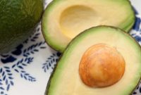 Alpukat mengandung lemak sehat yang baik untuk jantung dan metabolisme tubuh.