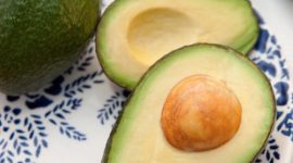 Alpukat mengandung lemak sehat yang baik untuk jantung dan metabolisme tubuh.