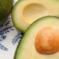 Alpukat mengandung lemak sehat yang baik untuk jantung dan metabolisme tubuh.
