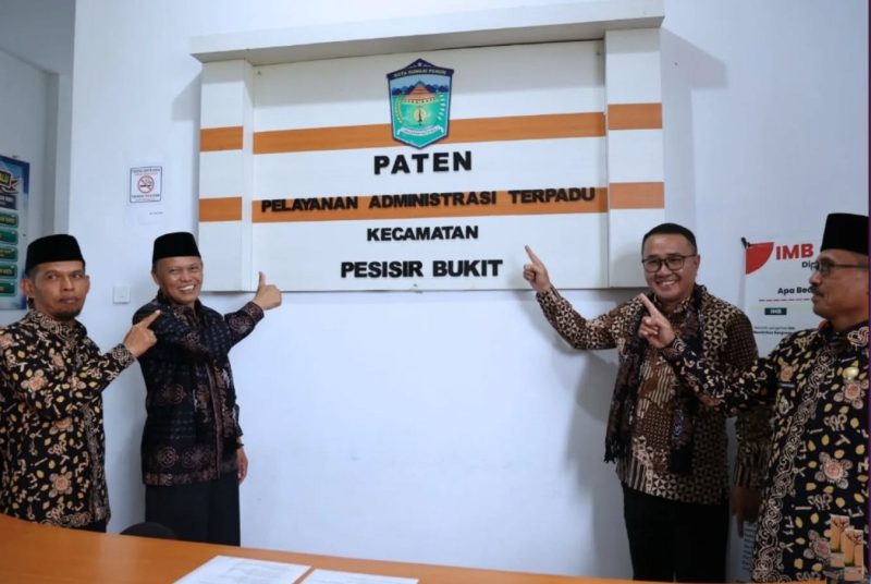 Wali Kota Sungai Penuh Alfin, SH meresmikan Kantor Camat Pesisir Bukit dengan pengguntingan pita, disaksikan Wakil Wali Kota Azhar Hamzah dan jajaran terkait, Sabtu (3/1).