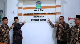 Wali Kota Sungai Penuh Alfin, SH meresmikan Kantor Camat Pesisir Bukit dengan pengguntingan pita, disaksikan Wakil Wali Kota Azhar Hamzah dan jajaran terkait, Sabtu (3/1).