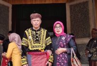 Wawako Sungai Penuh Azhar Hamzah bersama Ketua GOW Mawarti Azhar menghadiri penganugerahan gelar adat Melayu Jambi di Balairungsari LAM Jambi, Rabu (21/1).