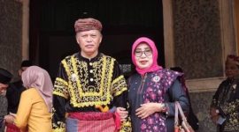 Wawako Sungai Penuh Azhar Hamzah bersama Ketua GOW Mawarti Azhar menghadiri penganugerahan gelar adat Melayu Jambi di Balairungsari LAM Jambi, Rabu (21/1).
