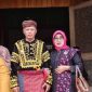 Wawako Sungai Penuh Azhar Hamzah bersama Ketua GOW Mawarti Azhar menghadiri penganugerahan gelar adat Melayu Jambi di Balairungsari LAM Jambi, Rabu (21/1).
