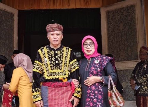 Wawako Sungai Penuh Azhar Hamzah bersama Ketua GOW Mawarti Azhar menghadiri penganugerahan gelar adat Melayu Jambi di Balairungsari LAM Jambi, Rabu (21/1).
