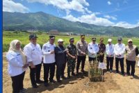 Walikota Alfin menekankan pentingnya menanam pohon sebagai investasi jangka panjang untuk masa depan.