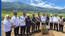 Walikota Alfin menekankan pentingnya menanam pohon sebagai investasi jangka panjang untuk masa depan.