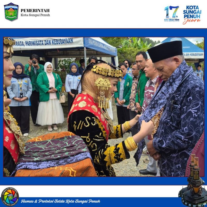 Wawako Azhar Hamzah sedang menyapa peserta dan pejabat saat menghadiri Kerinci Education Roadshow (KERIS) ke-13 Tahun 2026.