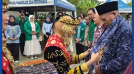 Wawako Azhar Hamzah sedang menyapa peserta dan pejabat saat menghadiri Kerinci Education Roadshow (KERIS) ke-13 Tahun 2026.