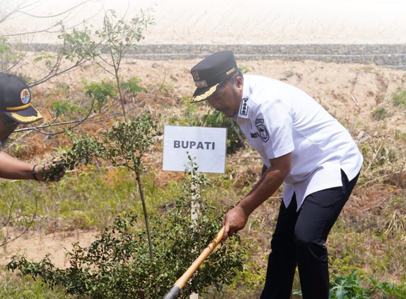 Bupati Kerinci Monadi bersama Wakil Bupati H. Murison dan jajaran Forkopimda menanam pohon di lahan perkantoran RSUD Kabupaten Kerinci saat Gerakan Penanaman Pohon Serentak HUT ke-69 Provinsi Jambi, Rabu (28/01/2026).
