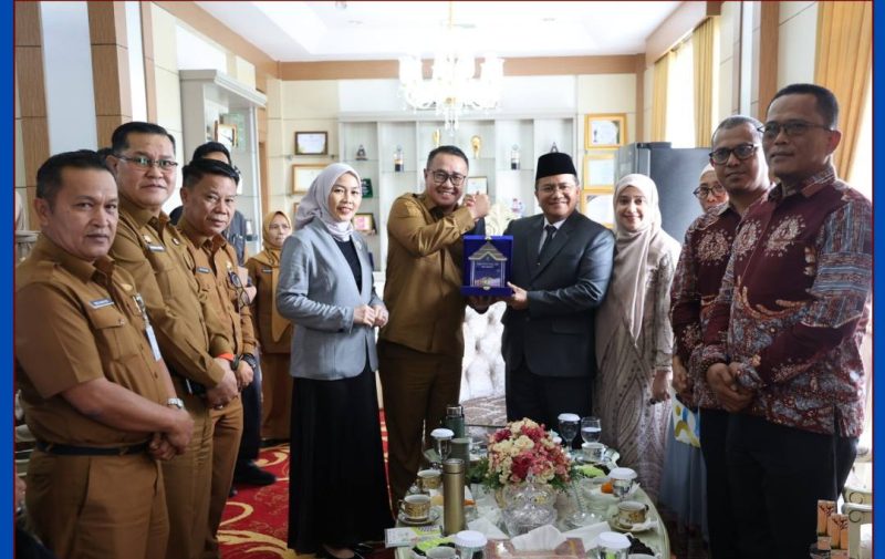 Wali Kota Sungai Penuh Alfin dan Wali Kota Jambi Maulana saat pertemuan silaturahmi, Senin (26/1). Foto Humas