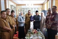 Wali Kota Sungai Penuh Alfin dan Wali Kota Jambi Maulana saat pertemuan silaturahmi, Senin (26/1). Foto Humas