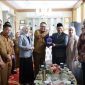 Wali Kota Sungai Penuh Alfin dan Wali Kota Jambi Maulana saat pertemuan silaturahmi, Senin (26/1). Foto Humas