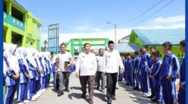 Azhar Hamzah memberi pembekalan kepemimpinan siswa MAN 1 saat LDK.