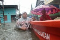 Tim BPBD Sulsel melalukan evakuasi dengan perahu kepada warga terdampak banjir Makassar, Senin,(13/2/2023). Sumber : ANTARA