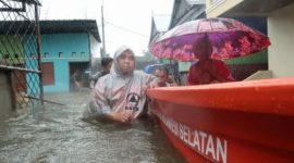 Tim BPBD Sulsel melalukan evakuasi dengan perahu kepada warga terdampak banjir Makassar, Senin,(13/2/2023). Sumber : ANTARA