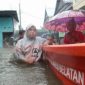 Tim BPBD Sulsel melalukan evakuasi dengan perahu kepada warga terdampak banjir Makassar, Senin,(13/2/2023). Sumber : ANTARA