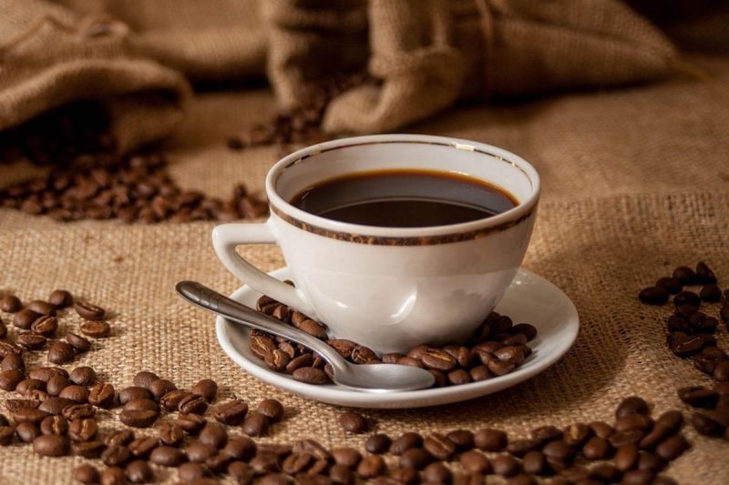 Menambahkan kayu manis ke kopi memberi aroma hangat dan rasa lebih lembut tanpa gula