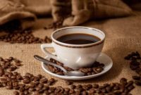 Menambahkan kayu manis ke kopi memberi aroma hangat dan rasa lebih lembut tanpa gula