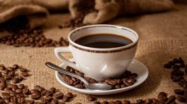 Menambahkan kayu manis ke kopi memberi aroma hangat dan rasa lebih lembut tanpa gula