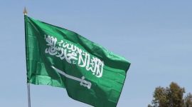 Ilustrasi bendera Arab Saudi, simbol negara yang terlibat dalam ketegangan diplomatik dengan Uni Emirat Arab di kawasan Teluk.”