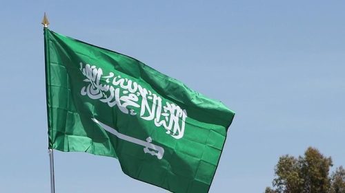 Ilustrasi bendera Arab Saudi, simbol negara yang terlibat dalam ketegangan diplomatik dengan Uni Emirat Arab di kawasan Teluk.”