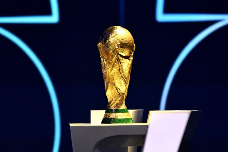 Trofi Piala Dunia FIFA dipajang saat drawing Piala Dunia 2026 di John F. Kennedy Center, Washington DC, 5 Desember 2025 (GETTY IMAGES via AFP/POOL).