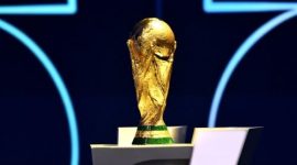 Trofi Piala Dunia FIFA dipajang saat drawing Piala Dunia 2026 di John F. Kennedy Center, Washington DC, 5 Desember 2025 (GETTY IMAGES via AFP/POOL).