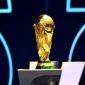 Trofi Piala Dunia FIFA dipajang saat drawing Piala Dunia 2026 di John F. Kennedy Center, Washington DC, 5 Desember 2025 (GETTY IMAGES via AFP/POOL).