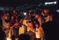 Isteri pelatih Valencia menangis saat doa bersama umat Katolik di Waterfront Labuan Bajo, Jumat sore. (Kompas.com/nansianustaris)