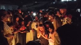 Isteri pelatih Valencia menangis saat doa bersama umat Katolik di Waterfront Labuan Bajo, Jumat sore. (Kompas.com/nansianustaris)