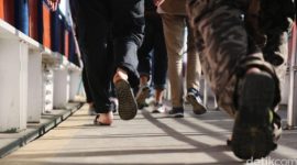 Ilustrasi sekelompok orang berjalan kaki bersama menyusuri gang-gang kota sebagai alternatif olahraga santai.