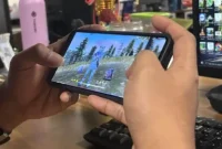 Pemain Free Fire sedang menukarkan kode redeem untuk mendapatkan hadiah gratis, termasuk skins dan diamonds.