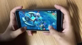 Pemain Mobile Legends: Bang Bang (MLBB) menukarkan kode redeem terbaru untuk mendapatkan skin dan item gratis.