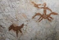 Cetakan tangan kuno di dinding gua Liang Metanduno, Pulau Muna, Indonesia, diperkirakan berusia minimal 67.800 tahun, menjadi seni gua tertua yang ditemukan di dunia.